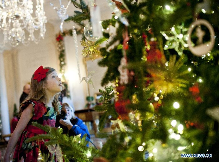 Bé Olivia Marlow ngắm những món đồ trang trí trên cây thông Noel tại Nhà Trắng.