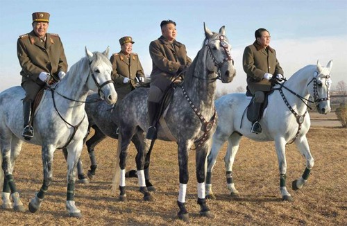 Ông Kim Jong-Un cùng một số quan chức cao cấp của quân đội Triều Tiên (Nguồn: Truyền hình Triều Tiên)