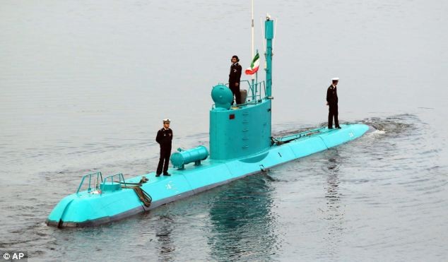 Hình ảnh chiếc tàu ngầm màu xanh ngọc được chiếu trên kênh truyền hình quốc gia Iran.
