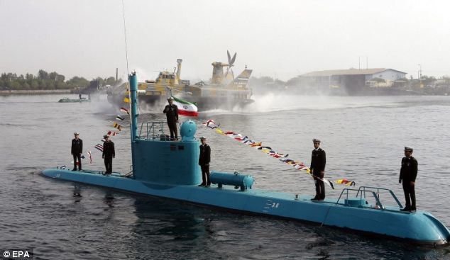 Các sĩ quan Hải quân Iran trên tàu ngầm Sina-7
