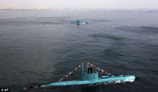 Những chiếc tàu ngầm màu xanh của Hải quân Iran nổi bật trên mặt nước.