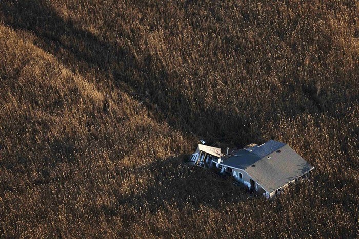 Một ngôi nhà bị thổi bay vào đầm lầy trong bão Sandy được tìm thấy gần một tháng sau ngày bảo đổ bộ vào New York, Mỹ.