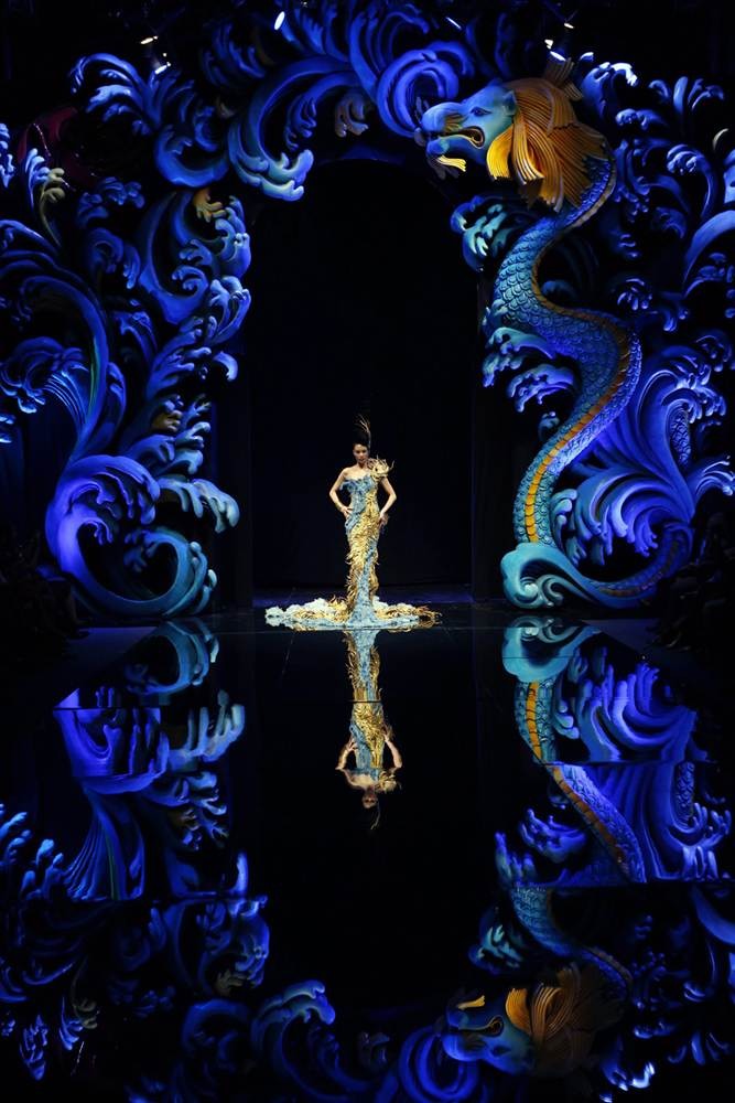 Một người mẫu trình diễn bộ trang phục được sáng tạo bởi nhà thiết kế Trung Quốc Guo Pei tại Tuần lễ thời trang ở Singapore ngày 27/11.