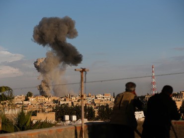 Khói bốc lên từ hiện trường một vụ không kích tại Syria.