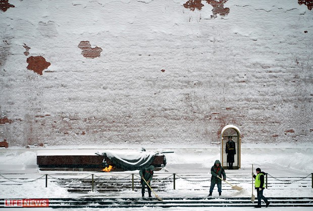 Người dân Moscow khẩn trương dọn dẹp sau một đêm tuyết rơi dầy.