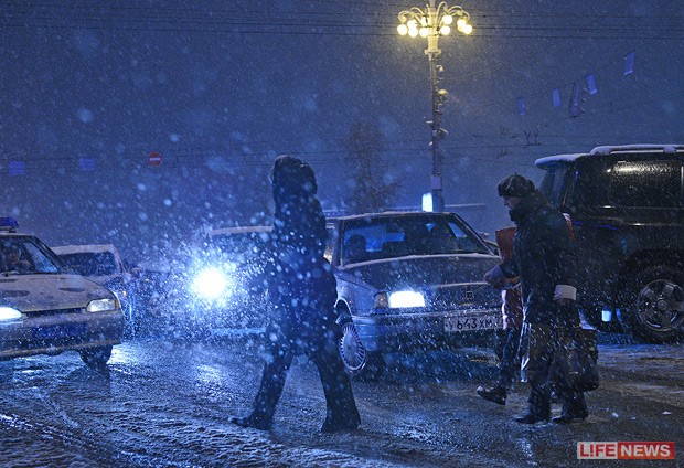 Người dân Moscow di chuyển vội vã trong mưa tuyết.