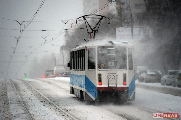 Đường xe điện cũng bị gián đoạn vì tuyết.