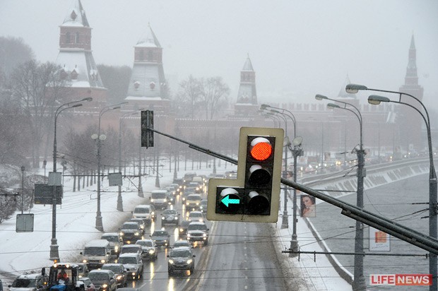 Tuyết rơi dầy khiến hơn 70 chuyến bay tại sân bay quốc tế Domodedovo bị trễ, giao thông trong thành phố ùn tắc nhiều cây số.