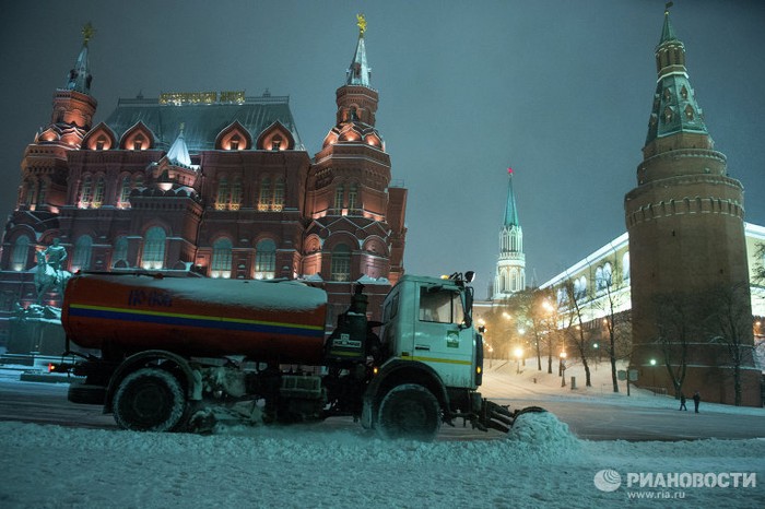 Xe dọn tuyết và băng làm việc từ tờ mờ sớm tại Moscow.