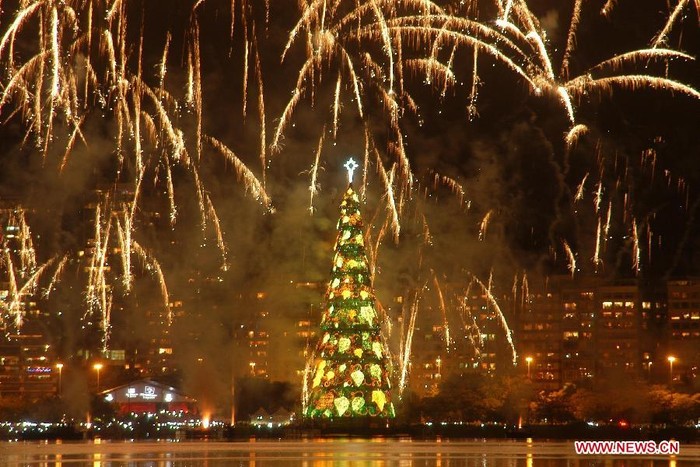 Màn bắn pháo hoa rực rỡ đánh dấu sự kiện thắp sáng cây Giáng sinh lớn nhất thế giới.