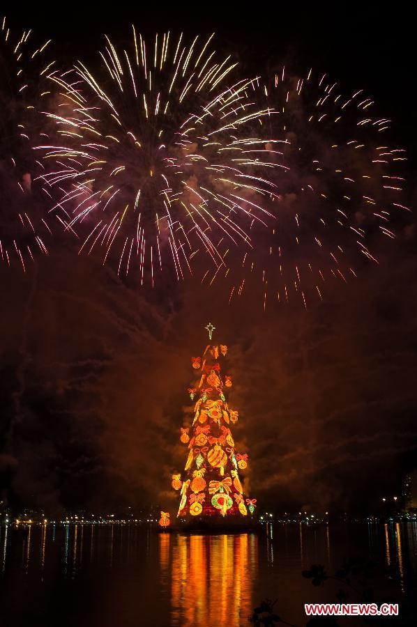 Cây thông Noel cao nhất thế giới được thắp sáng tại Brazil.