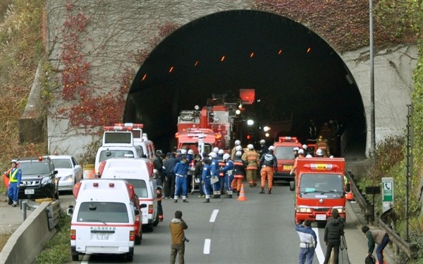 Lực lượng cứu hộ Nhật Bản tập trung bên ngoài cửa đường hầm Sasago dài 4,7km sau sự cố.