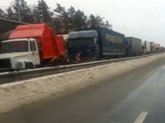 Các xe tải bị kẹt trên đường cao tốc M10 tại Tver.