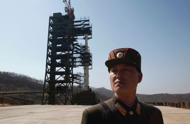 Tên lửa của Triều Tiên trên bệ phóng hồi tháng 4/2012.