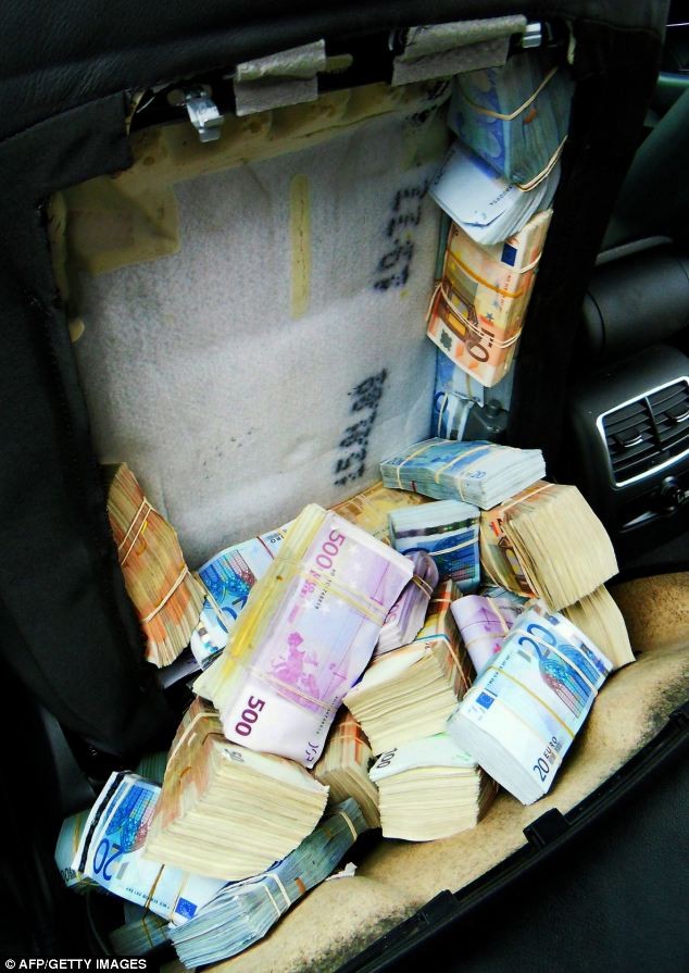 Hơn 38.000 tờ tiền mệnh giá khác nhau được tìm thấy trong các ghế sau của chiếc Audi A6.