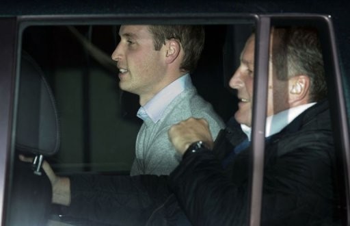 Hoàng tử William đến thăm vợ trong vòng vây của báo giới (Nguồn: AFP)