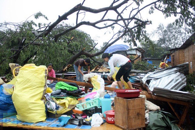 Người dân Cagayan de Oro dọn dẹp nhà cửa sau khi bị gió lớn tàn phá.