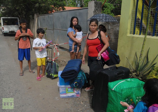 Người dân Cagayan de Oro chuẩn bị lên đường đi tránh bão Bopha hôm 3/12.