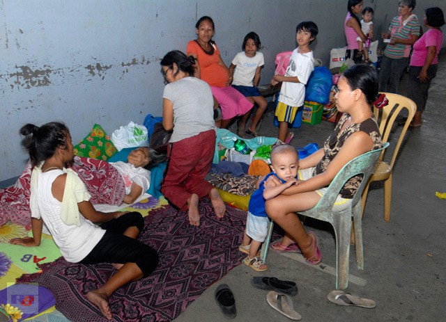 Người dân Cagayan de Oro tại một địa điểm trú ẩn tránh bão Bopha hôm 3/12.