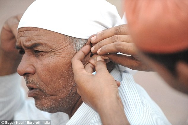 Nghề lấy ráy tai không phải là một nghề có thu nhập cao ở Ấn Độ.Mohhamed Abbas