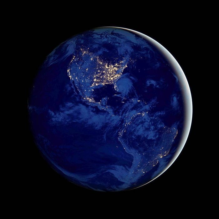 Hình ảnh châu Mỹ sáng bừng được chụp bởi vệ tinh Suomi National Polar-orbiting Partnership (NPP). Theo NASA, phải mất 9 ngày họ mới chụp được hình ảnh Trái Đất rõ nét như thế này.