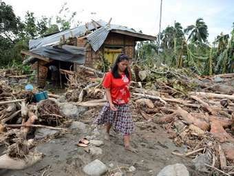 Bão Bophan tàn phá đảo Mindanao.