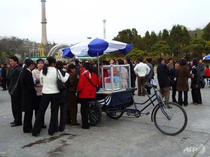 Người dân Triều Tiên mua đồ uống tại một xe bán hàng rong.