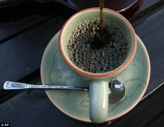 Ly cà phê đắt nhất thế giới được sản xuất từ... phân voi có giá 50 USD.