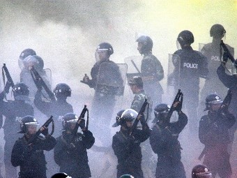 Cảnh sát chống biểu tình bạo động tại Trung Quốc.
