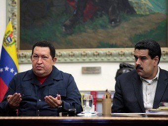 Ông Chavez (trái) và Phó Tổng thống Nicolas Maduro.