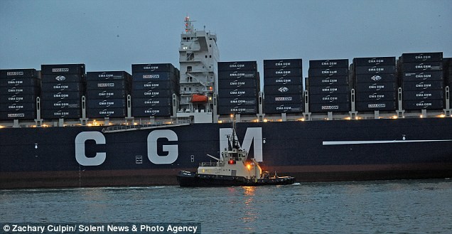 Tàu CMA CGM Marco Polo còn lớn hơn cả tàu sân bay hạt nhân của Pháp vốn được mệnh danh là tàu chiến lớn nhất châu Âu - tàu Charles de Gaull.