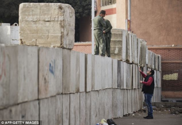Quân đội Ai Cập đang hoàn thành tầng 3 của bức tường bê tông ngăn người biểu tình tiến tới sát dinh Tổng thống.