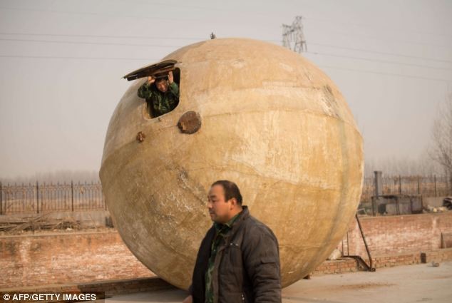Những quả bóng khổng lồ có khung bằng thép được chế tạo ngay trong sân nhà của ông Nguyên tại làng Kiềm Đồn huyện Hương Hà, tỉnh Hà Bắc, phía nam Bắc Kinh.