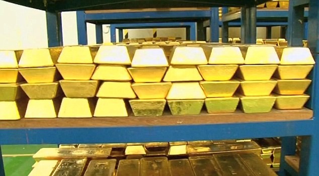 Trong kho này lưu trữ khoảng 310 tấn vàng là của các tổ chức và quốc gia khác ký gửi. Trên mỗi thỏi vàng đều được in một mã số và năm sản xuất. Thỏi vàng lâu đời nhất tại đây đề năm 1916.