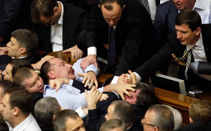 Các nhà lập pháp Ukaina ẩu đả trong phiên họp của Verkhovna Rada (Hội đồng Tối cao Ukraina) tại tòa nhà Quốc hội ở Kiev ngày 13/12.