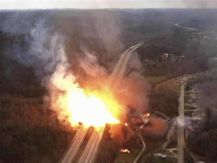 Một quả cầu lửa xuất hiện trên bầu trời Sissonville (Mỹ) ngày 11/12 sau khi xảy ra vụ nổ đường ống dẫn khí khiến một phần đường ống Interstate 77 bị hư hỏng nặng và buộc phải tạm ngừng hoạt động.