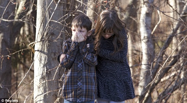 Trẻ em chờ đợi bên ngoài trường tiểu học sau vụ xả súng.