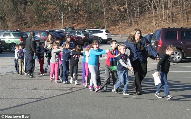 Các giáo viên được hướng dẫn đưa những đứa trẻ đang khóc vì hoảng sợ ra khỏi trường tới địa điểm an toàn.