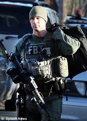 Nhân viên FBI tại hiện trường vụ xả súng.