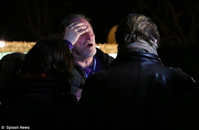 Nét bàng hoàng trên khuôn mặt một người dân Newtown sau khi hay tin về vụ xả súng.