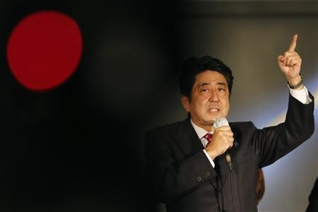 Ông Abe hứa hẹn sẽ tăng chi tiêu công và có chính sách đối ngoại cương quyết hơn trong bối cảnh căng thẳng giữa Nhật Bản với Trung Quốc dâng cao. Đảng LDP trung hữu của ông Abe bị đảng DPJ đánh bại trong năm 2009, chấm dứt hơn 50 năm liên tục cầm quyền. Ông Abe, 58 tuổi, đã giữ chức Thủ tướng trong thời gian 2006 -2007 trước khi từ chức với lý do sức khỏe.