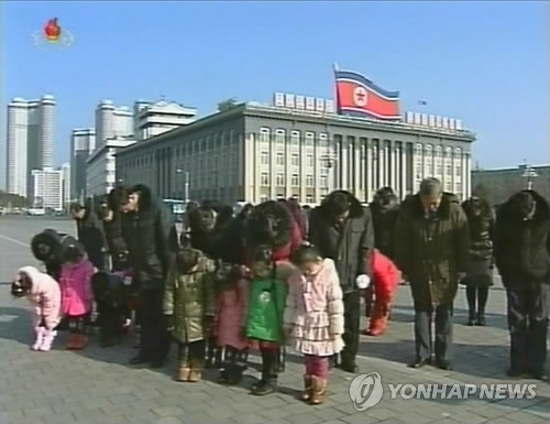 Người dân Triều Tiên bày tỏ lòng tôn kính với nhà lãnh đạo đã khuất Kim Jong-il tại Bình Nhưỡng ngày 17/12/2012.