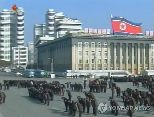 Người dân Triều Tiên tưởng niệm nhà lãnh đạo Kim Jong-il tại Bình Nhưỡng ngày 17/12/2012.