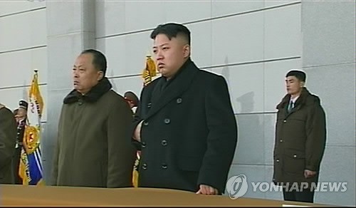 Nhà lãnh đạo Triều Tiên Kim Jong-un (phải) trong lễ kỷ niệm mở lại cửa lăng Kumsusan sau một thời gian tu bổ.