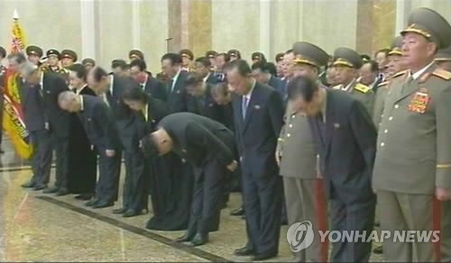 Tròn 1 năm ngày mất của cố Chủ tịch Kim Jong-il, ngày 17/12, Triều Tiên tổ chức mở cửa trở lại thành lăng Kumsusan, nơi lưu trữ linh cữu của ông Kim Jong-il và cha ông là Kim Nhật Thành, sau một thời gian đóng cửa để tu bổ.