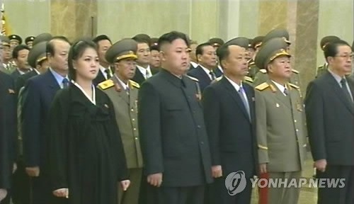Bà mặc trang phục màu đen đứng cạnh nhà lãnh đạo Kim Jong-un và dường như đang ở giai đoạn cuối của thai kỳ. Lăng Kumsusan được chính thức mở cửa trở lại vào lúc 9h sáng nay theo giờ địa phương. Buổi lễ được tường thuật trực tiếp trên đài truyền hình trung ương Triều Tiên.