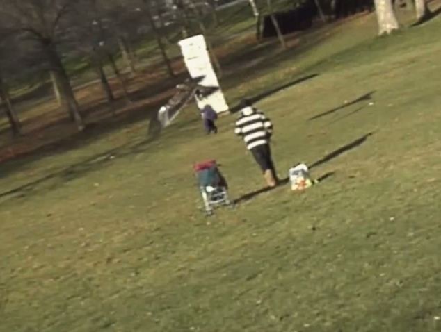 Người quay phim cảnh báo với phụ huynh của đứa trẻ, người đang cố gắng chạy về phía đại bàng để giành lại em bé.