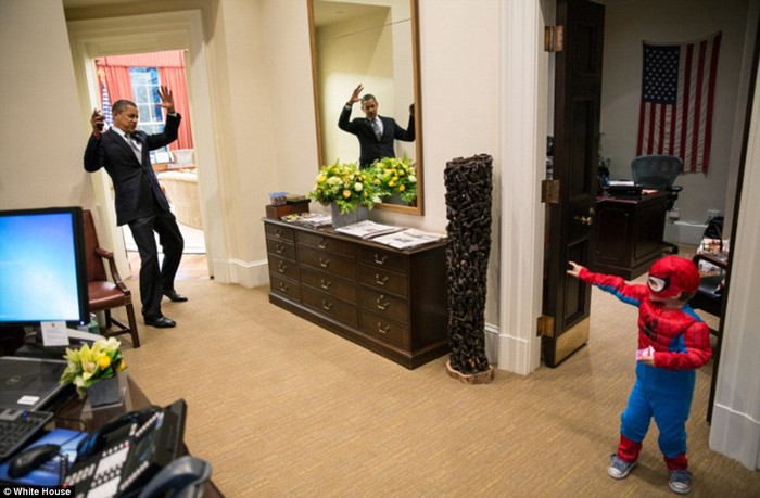 Tổng thống Obama giả vờ bị bắt bởi một Spider Man - con trai của một nhân viên Nhà Trắng - bên ngoài phòng Bầu dục hồi tháng 10.