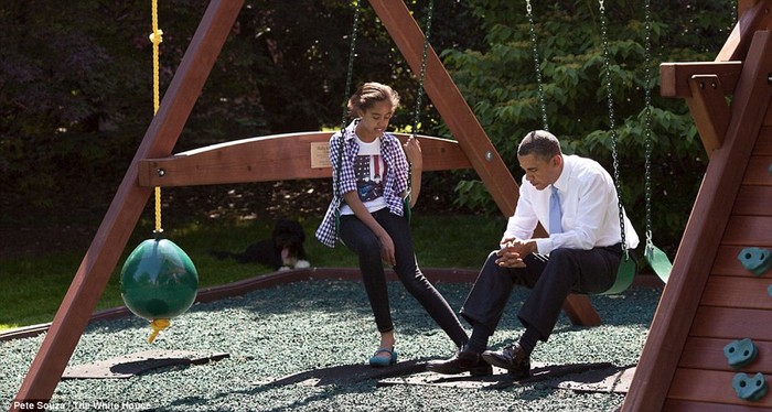 Tổng thống Obama chia sẻ tâm sự với cô cả Malia trên xích đu bên ngoài Phòng Bầu dục.