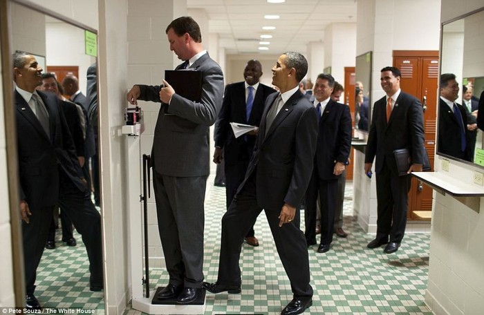Tổng thống Obama trên đường tới phòng thay đồ tại Đại học Texas bắt gặp Giám đốc Nhà Trắng Marvin Nicholson đang tranh thủ cân. Ông đã không biết rằng mình bị ông Obama đặt chân lên chiếc cân.